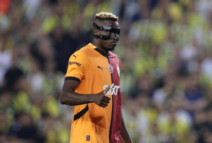 Osimhen attaccante con la maglia del Galatasaray fa il segno OK con la mano destra