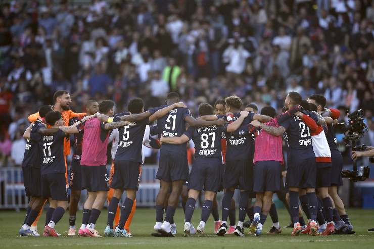I giocatori del PSG festeggiano la Ligue 1 vinta