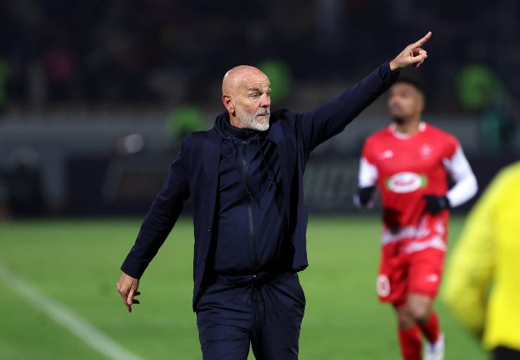 Stefano Pioli allenatore dell'Al Nassr dà indicazioni durante una partita