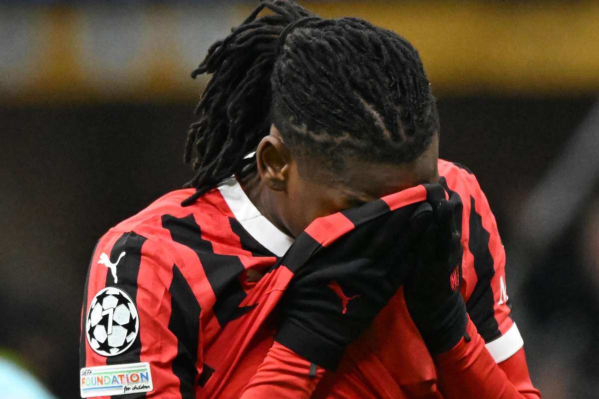 Rafael Leao si asciuga la faccia con la maglia rossonera del Milan durante una partita