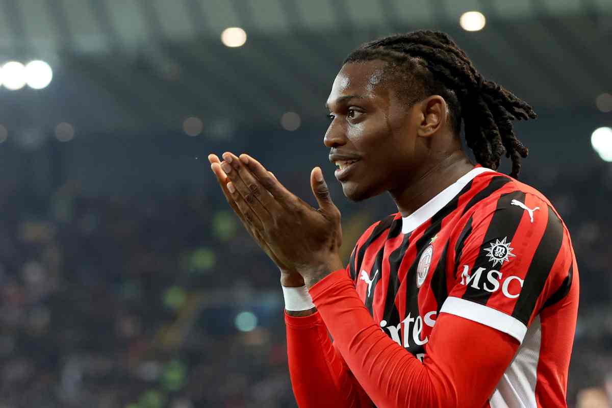 Rafael Leao con i palmi delle mani in su durante un match