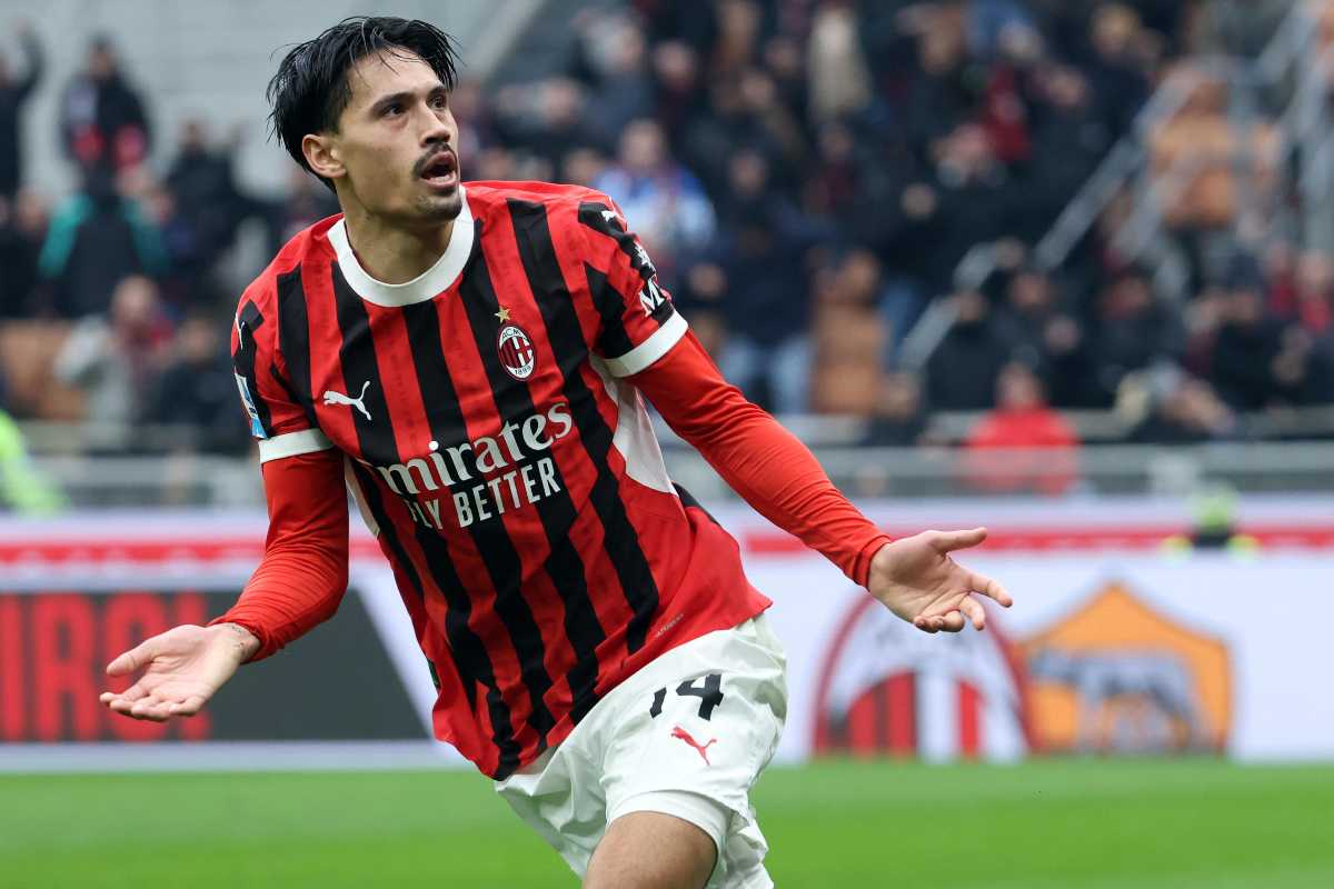 Tijjani Reijnders centrocampista del Milan esulta dopo un gol segnato