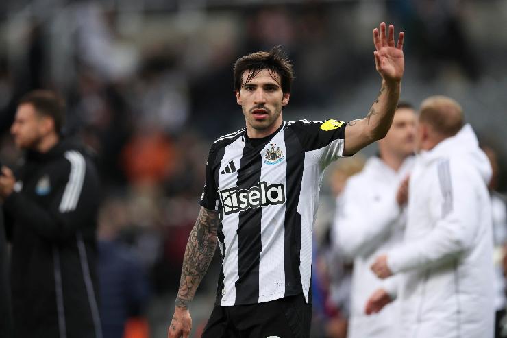 Sandro Tonali calciatore del Newcastle United con il braccio sinistro alzato