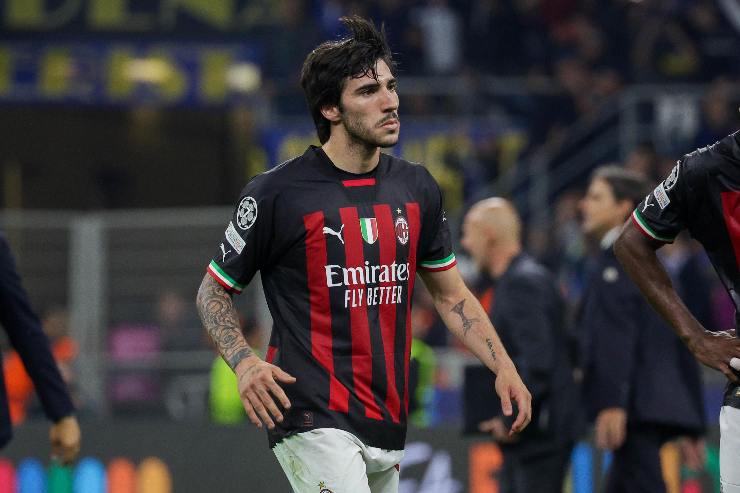 Sandro Tonali con addosso la maglia rossonera del Milan