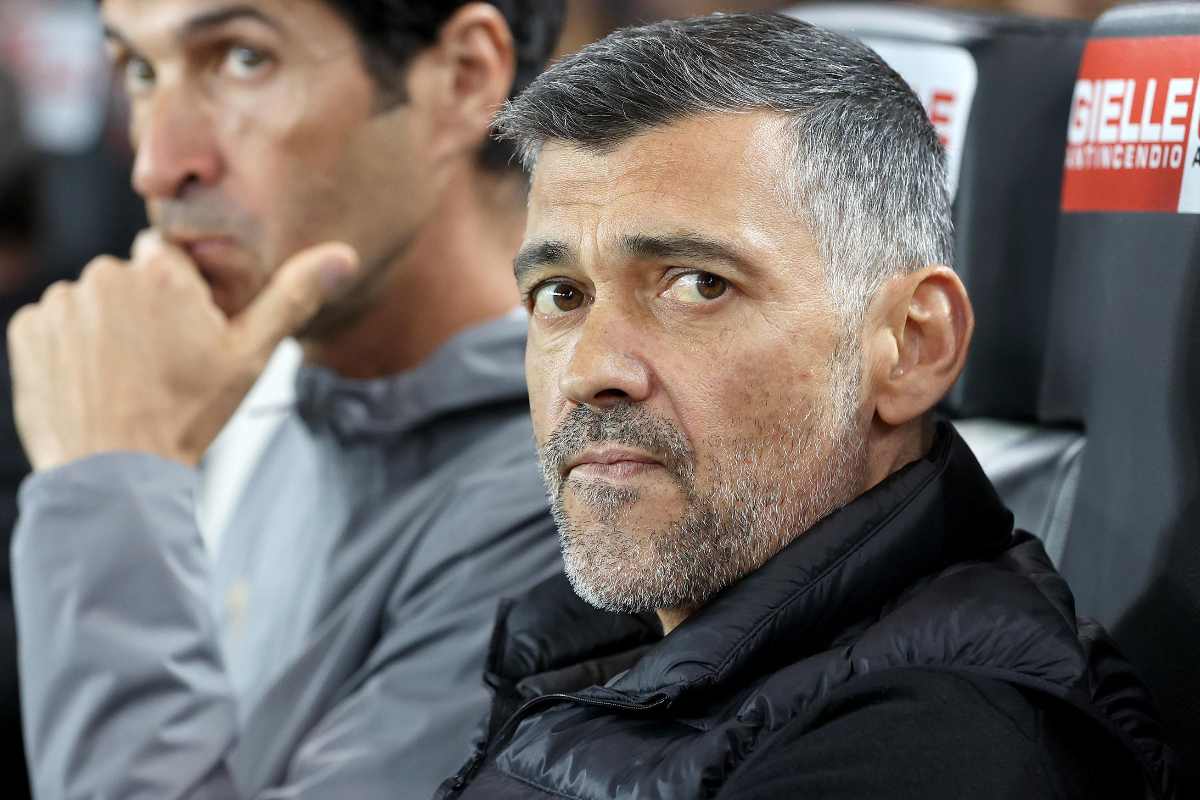 Sergio Conceicao allenatore del Milan seduto in panchina con sguardo serio