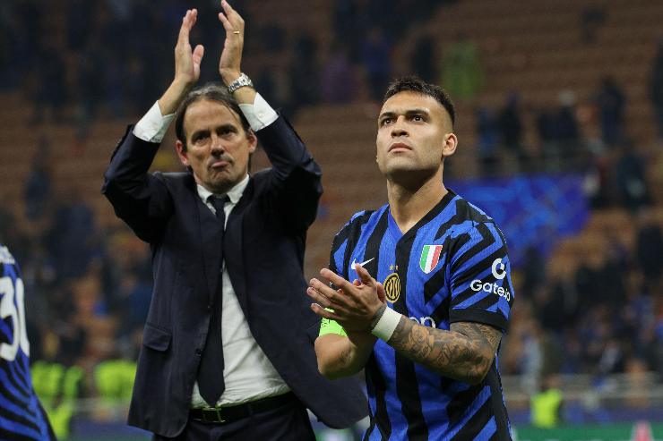 Simone Inzaghi e Lautaro Martinez battono le mani dopo Inter-Barcellona di Champions