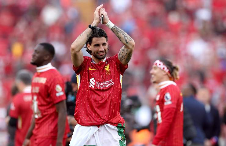 Dominik Szoboszlai centrocampista del Liverpool batte le mani per festeggiare la vittoria della Premier League
