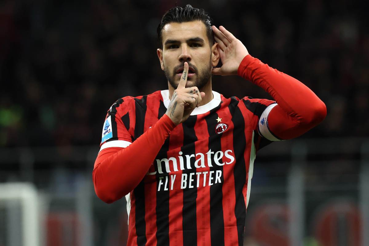 Theo Hernandez con la maglia rossonera del Milan esulta dopo un gol