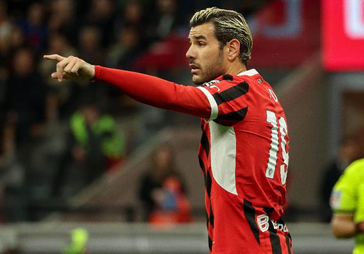 Theo Hernandez calciatore del Milan dà indicazioni col braccio sinistro durante una partita