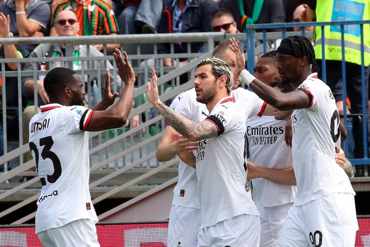 L'esultanza dei giocatori del Milan dopo al gol al Venezia