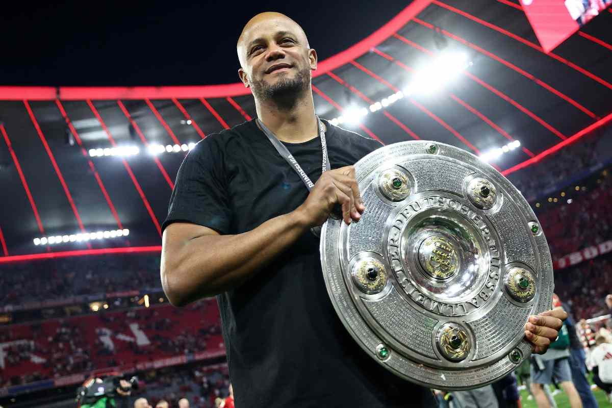 Vincent Kompany allenatore del Bayern Monaco con in mano il trofeo di campione della Bundesliga