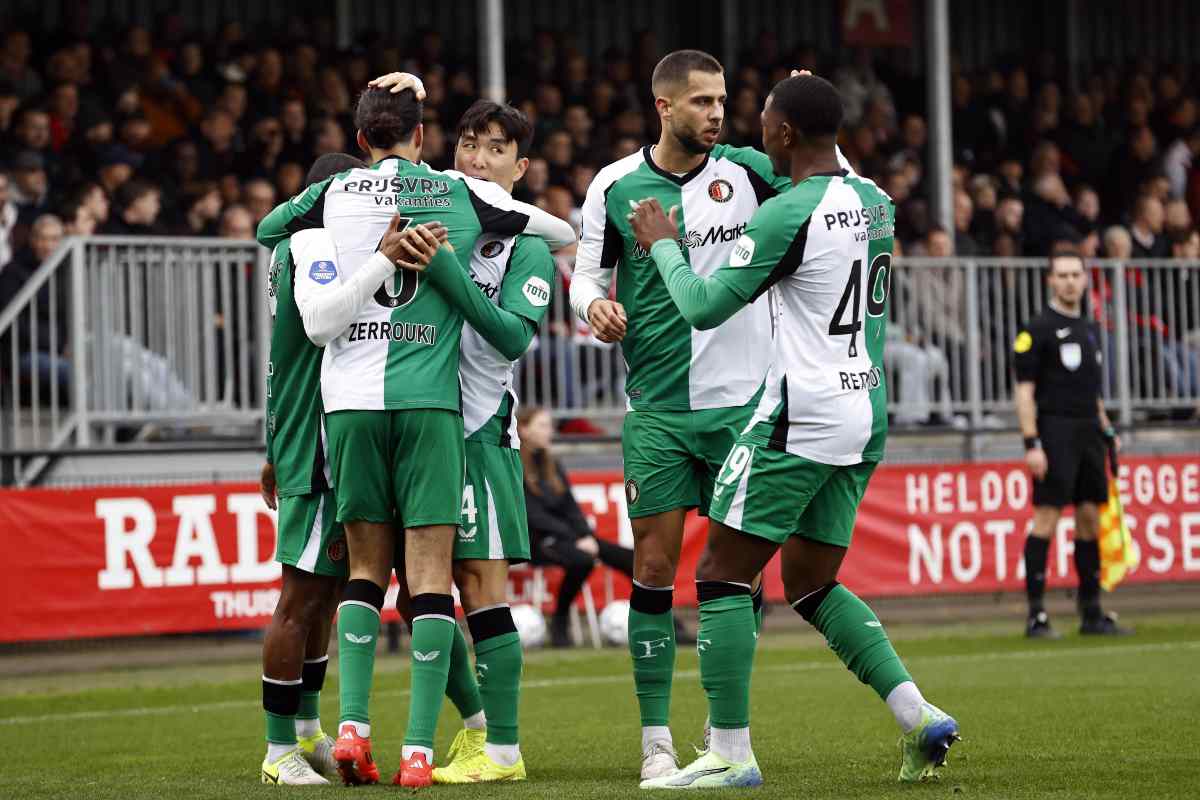 Zepiqueno Redmond esulta con i compagni di squadra del Feyenoord dopo un gol