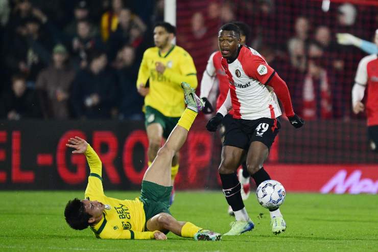 Zepiqueno Redmond attaccante del Feyenoord in azione con la palla sul piede sinistro