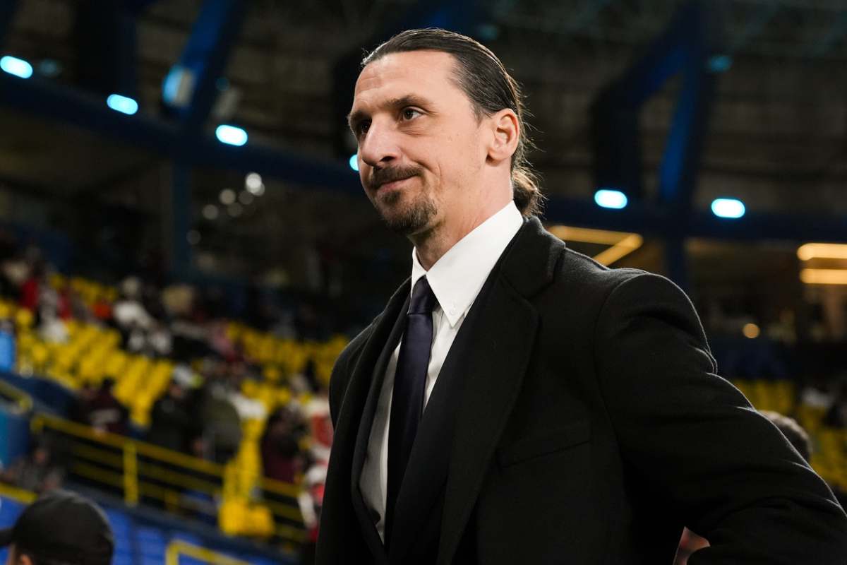 Zlatan Ibrahimovic dirigente del Milan con lo sguardo serio nel pre-partita