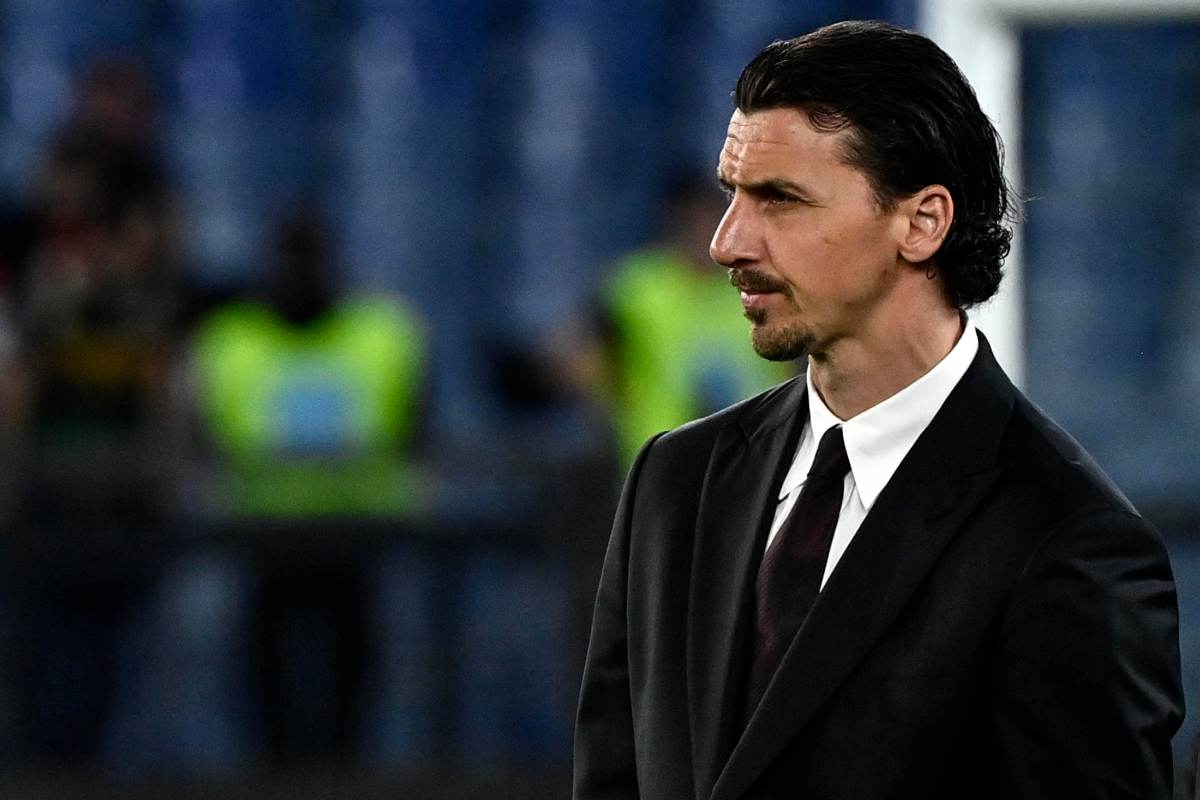 Zlatan Ibrahimovic dirigente del Milan osserva i calciatori rossoneri
