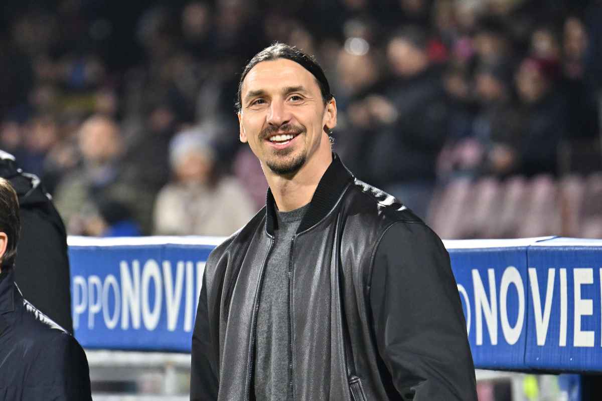 Zlatan Ibrahimovic dirigente del Milan sorride nel pre-partita