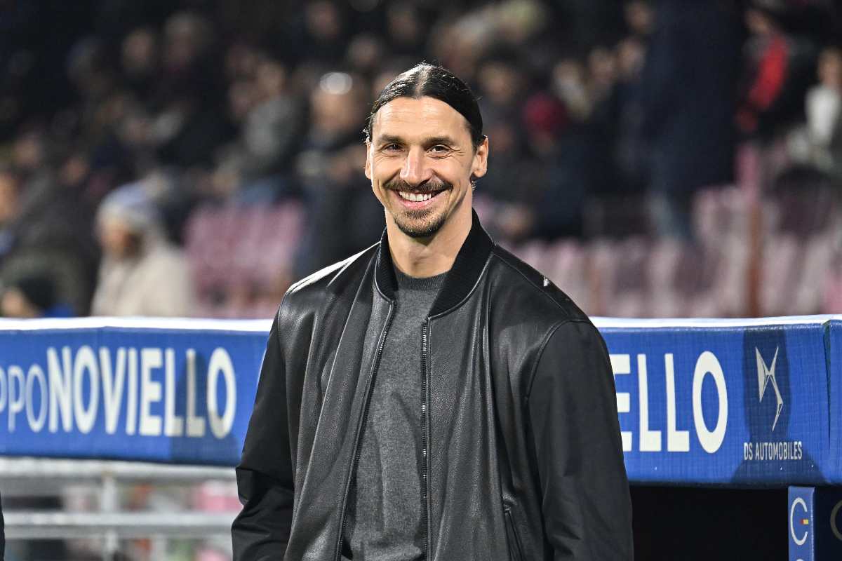 Zlatan Ibrahimovic dirigente del Milan sorride nel pre-partita