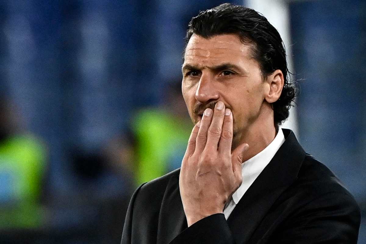 Zlatan Ibrahimovic dirigente del Milan con la mano sinistra sulla faccia