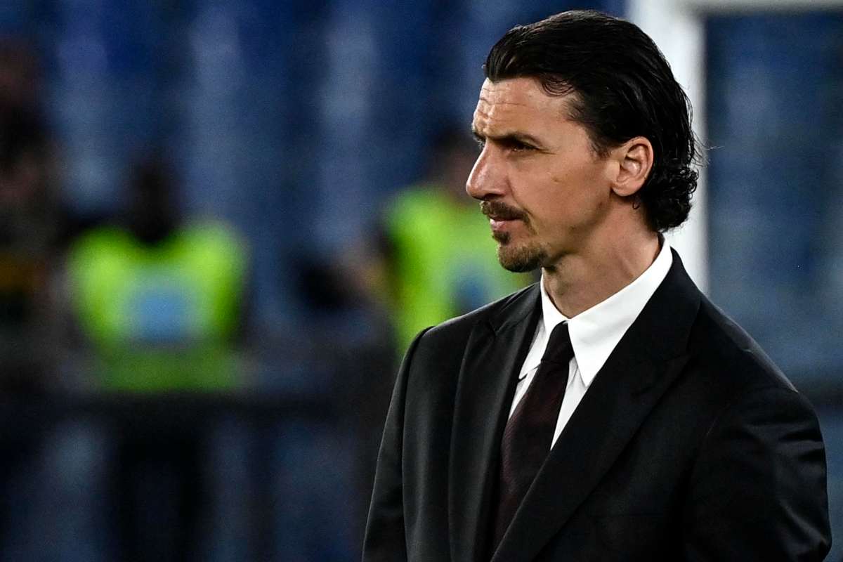 Zlatan Ibrahimovic dirigente del Milan guarda il riscaldamento pre-partira