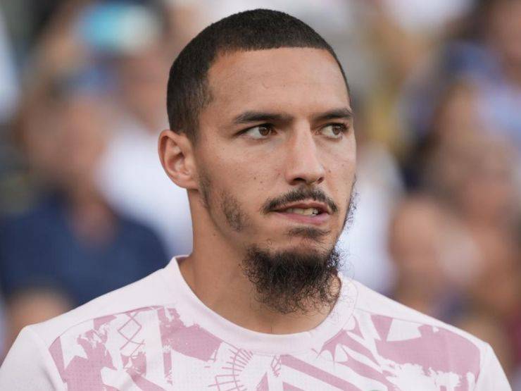 Bennacer durante il riscaldamento con lo sguardo verso sinistra