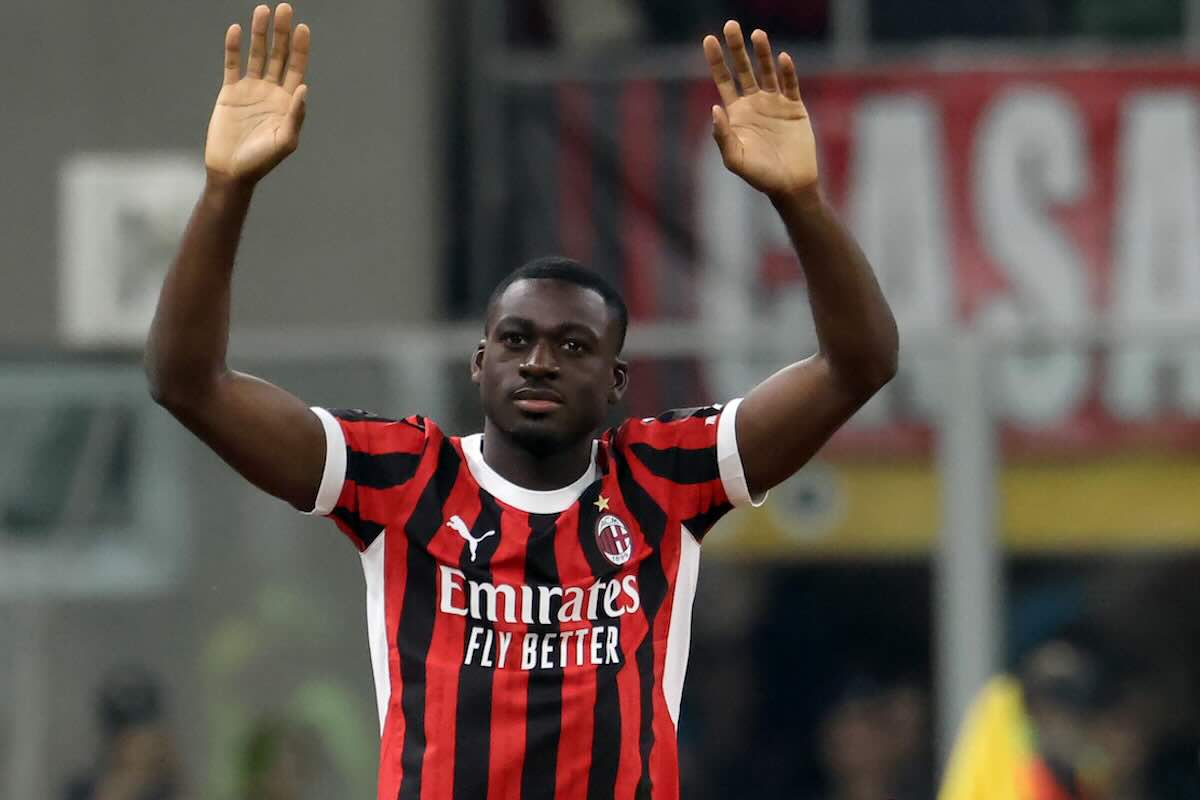 Fofana con le mani alzate