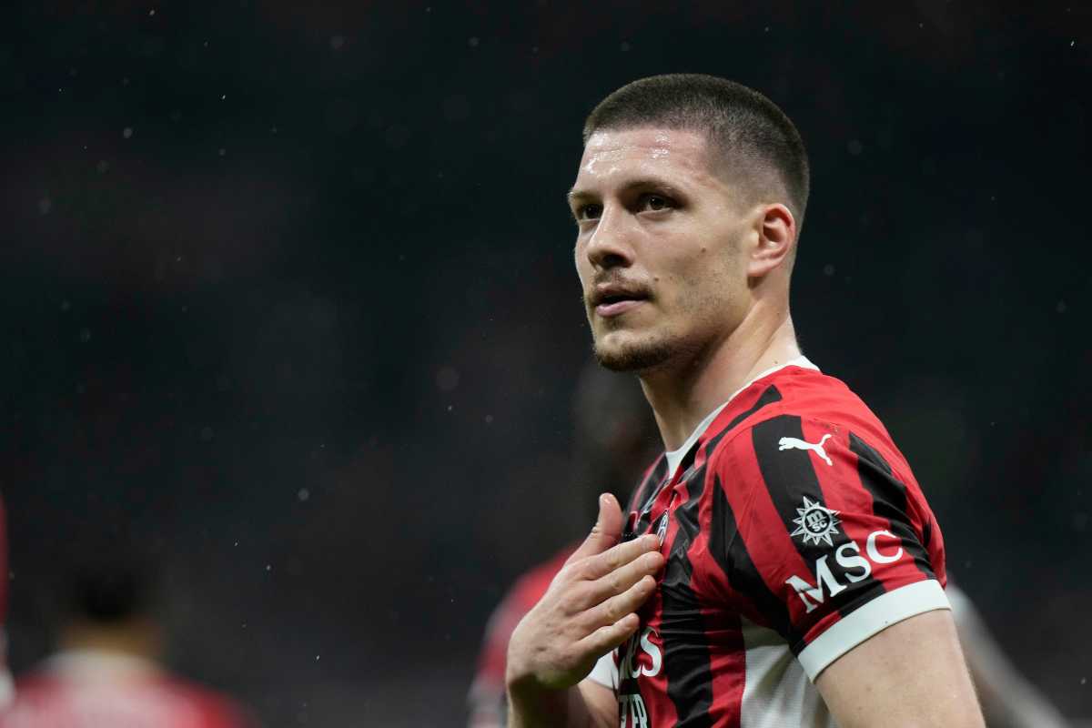 Jovic con la mano sul petto