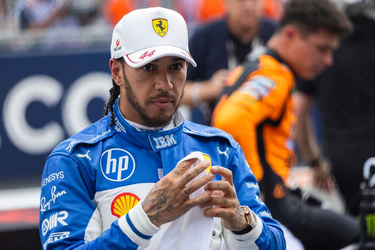 Lewis Hamilton pilota Ferrari con la tuta bianco-azzurra a Miami
