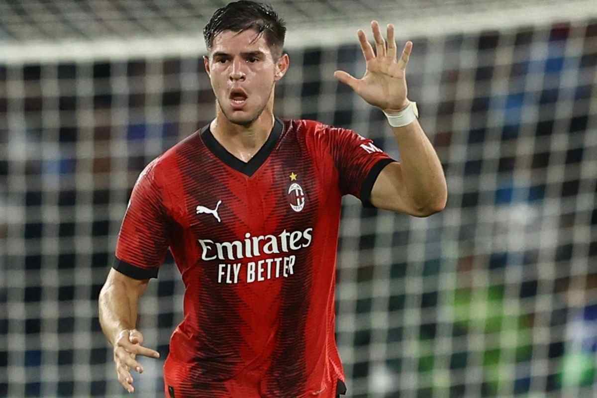 Pellegrino durante una partita con la mano sinistra alzata