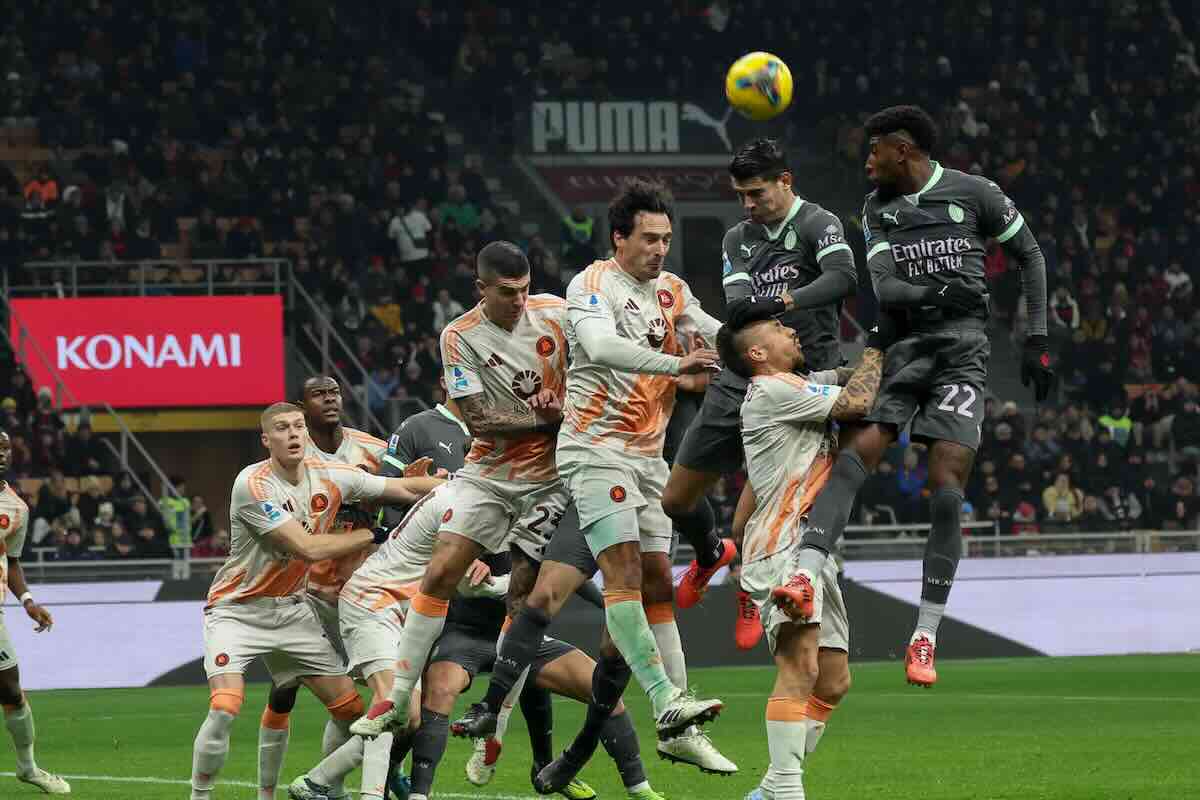 I giocatori di Roma e Milan si contendono il pallone