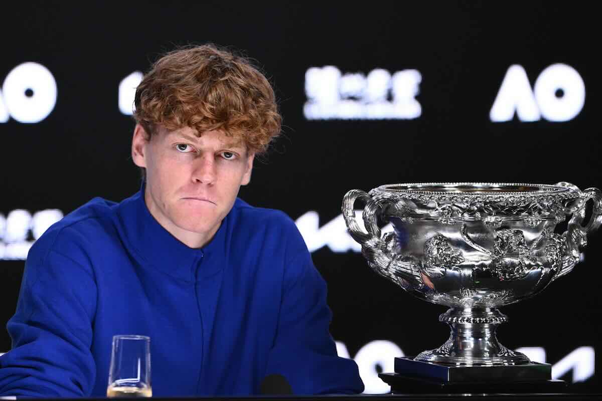 Sinner con il trofeo in conferenza