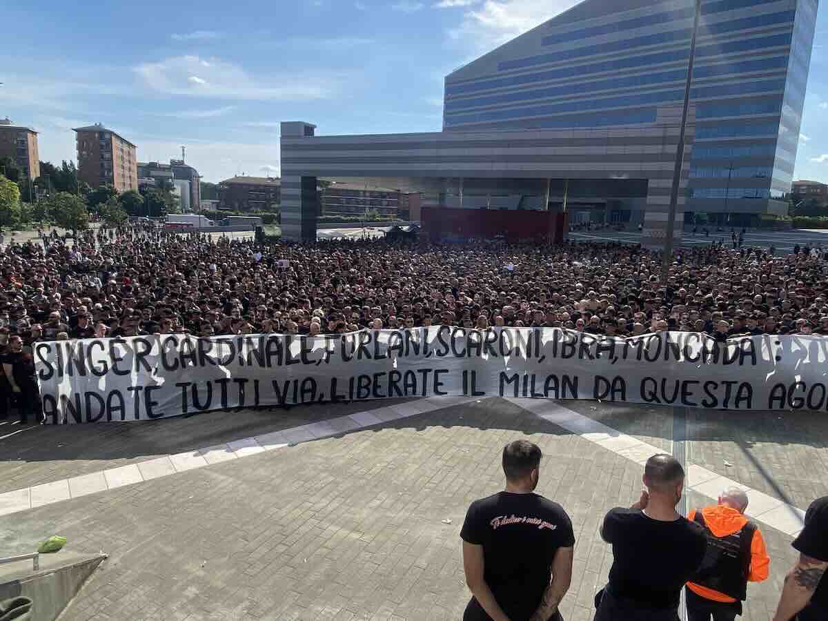 Lo striscione esposto dalla Curva Sud