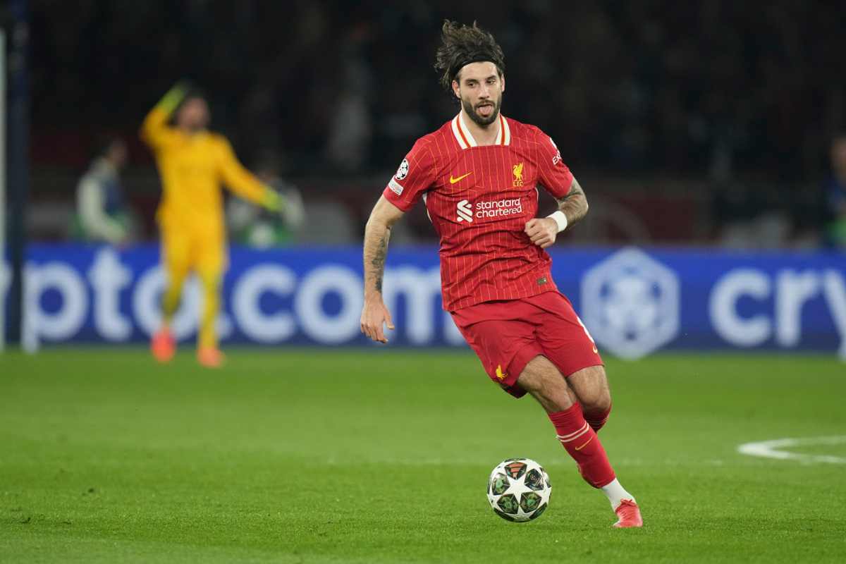 Dominik Szoboszlai in azione con il Liverpool