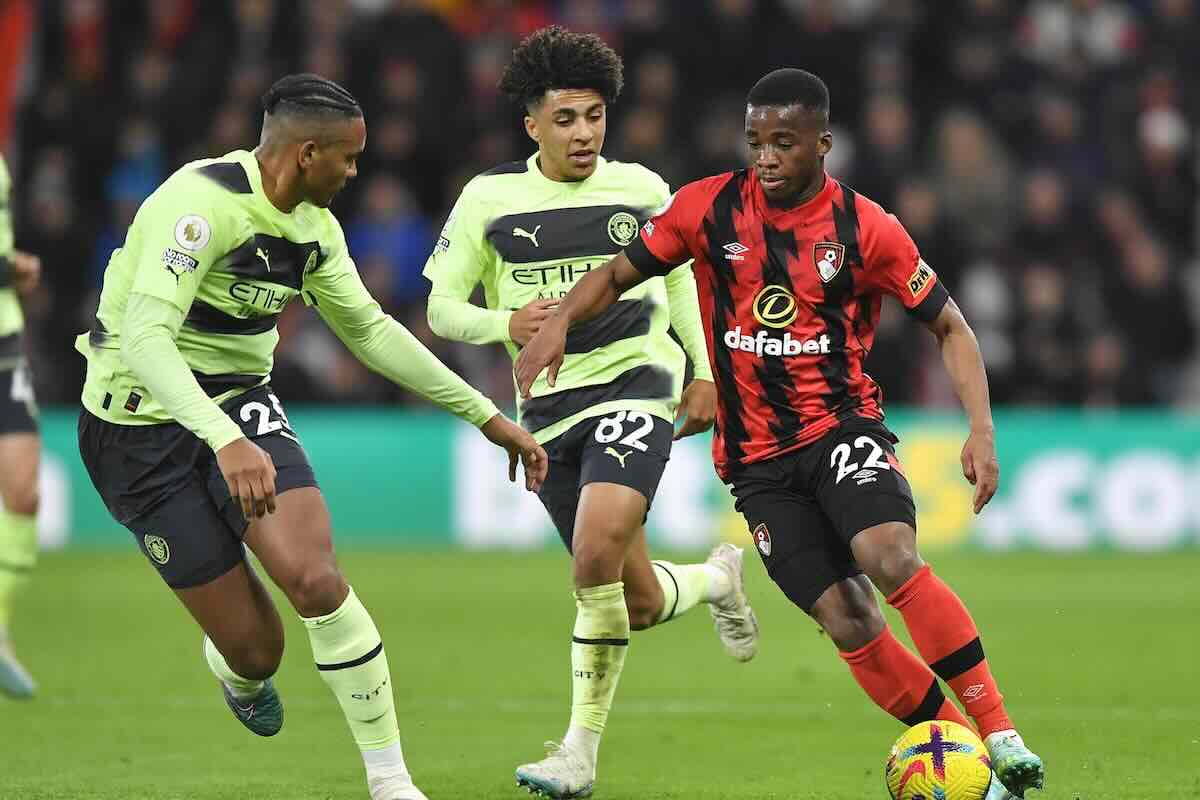 Traore mentre dribbla un avversario