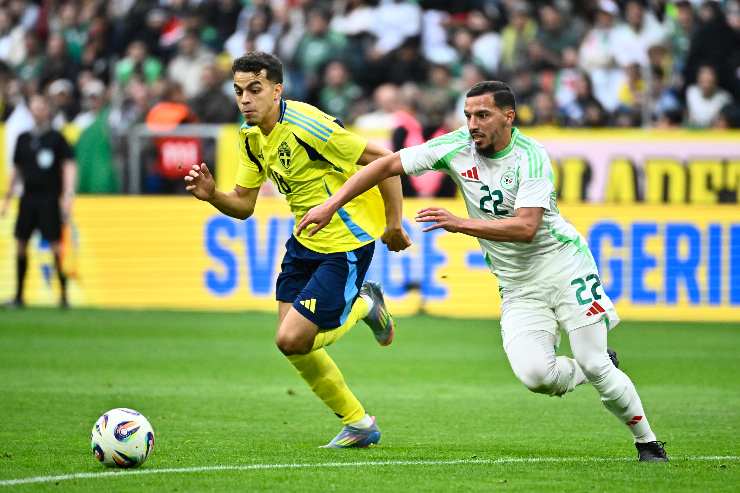 Ismael Bennacer centrocampista del Milan in azione con la maglia della nazionale algerina