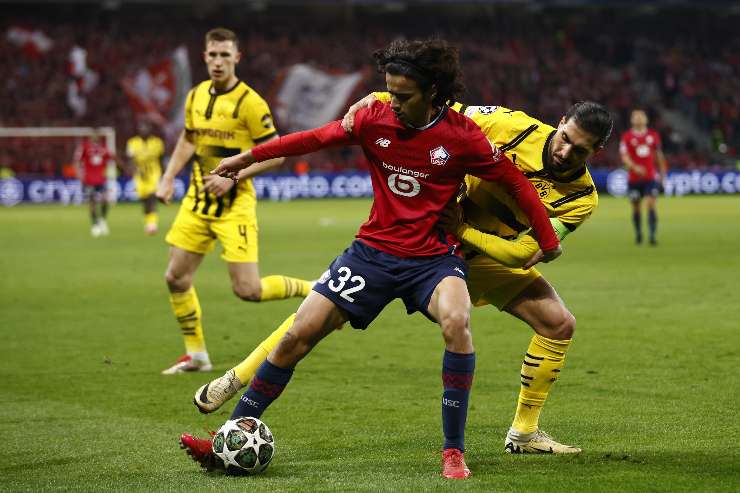 Bouaddi centrocampista del Lille in azione palla al piede durante una partita