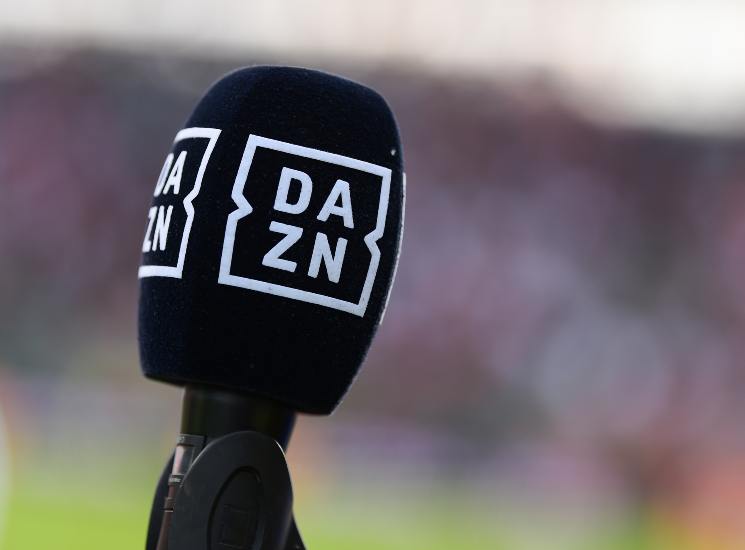 Un microfono con il logo di DAZN