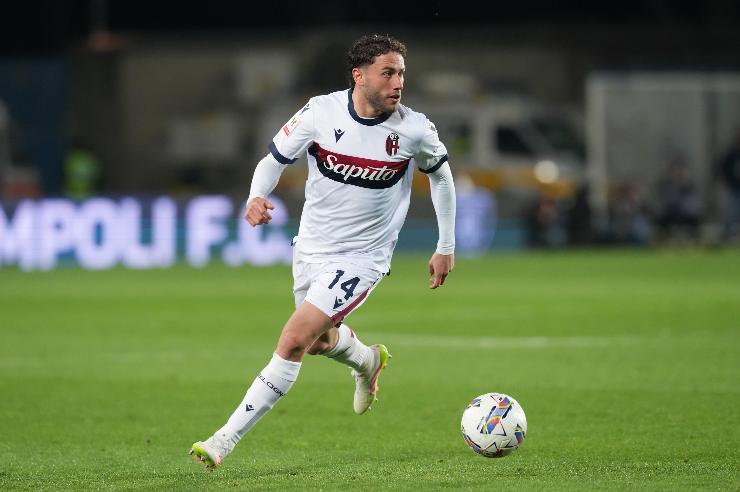 Davide Calabria terzino del Bologna in azione con la palla nei piedi