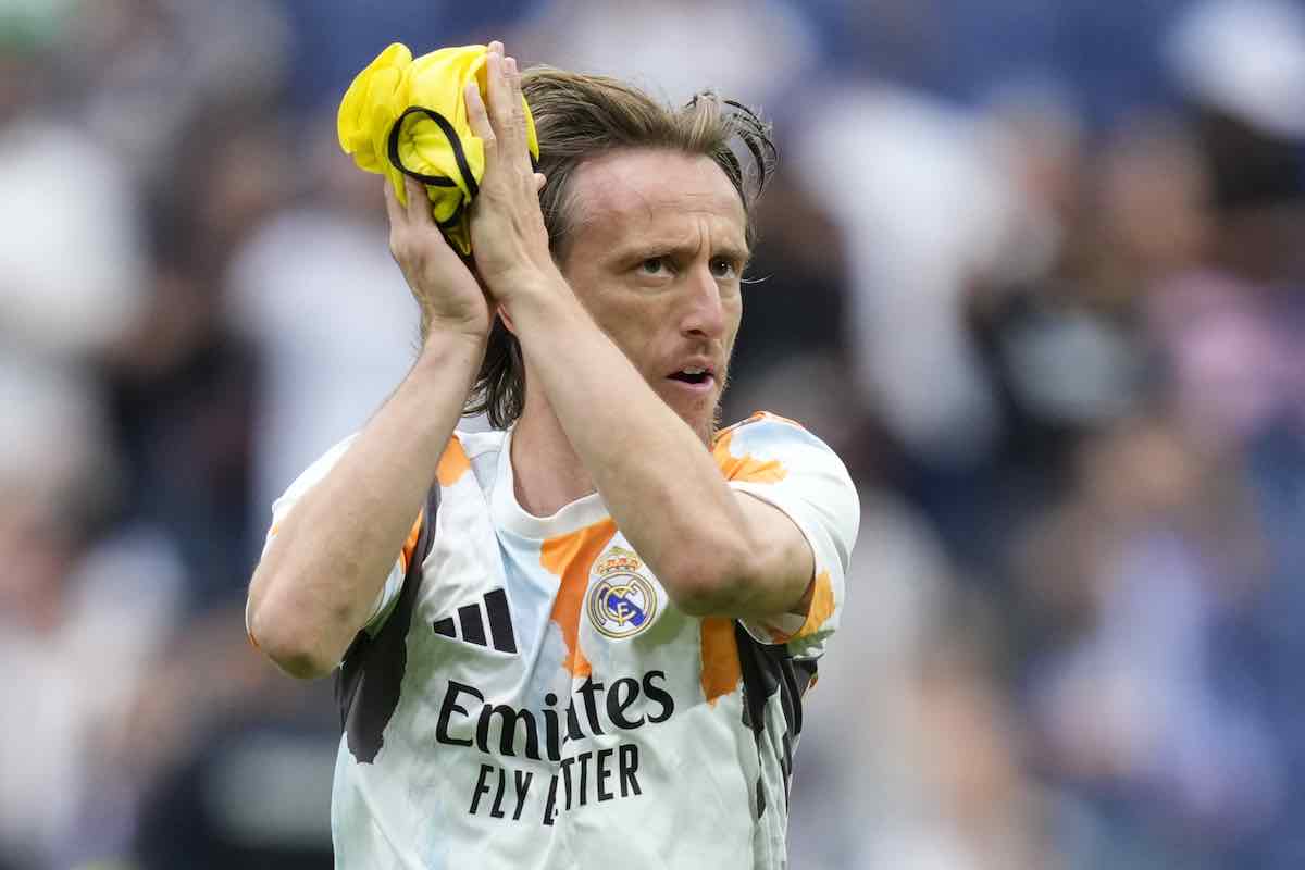 Luka Modric saluta il suo pubblico