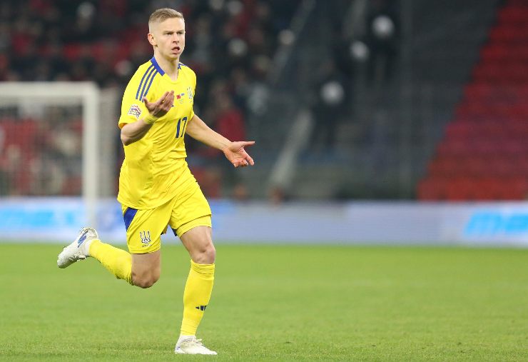 Zinchenko terzino dell'Arsenal in azione con la maglia gialla della nazionale ucraina