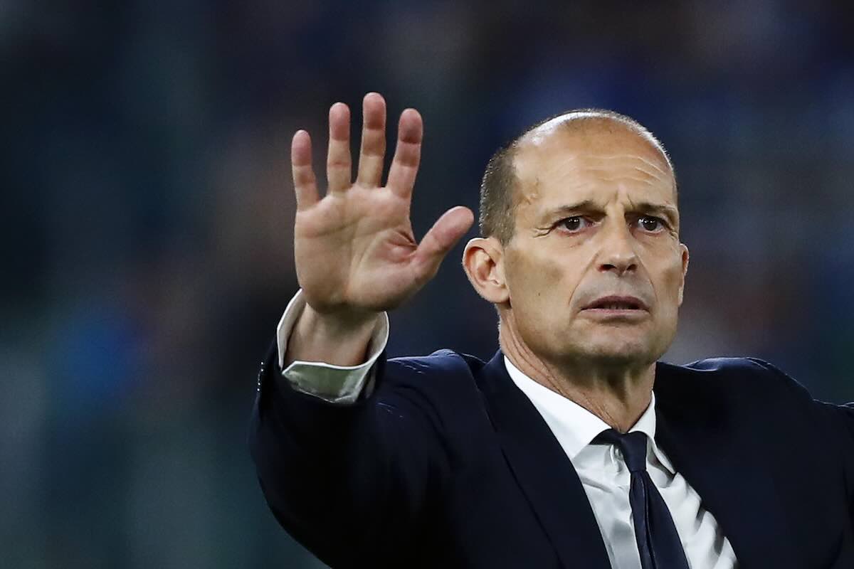 Allegri con la mano destra aperta