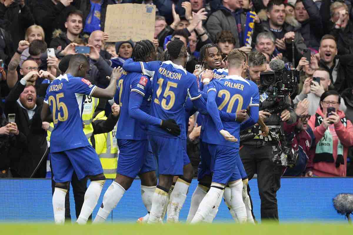 giocatori del chelsea esultano dopo un gol