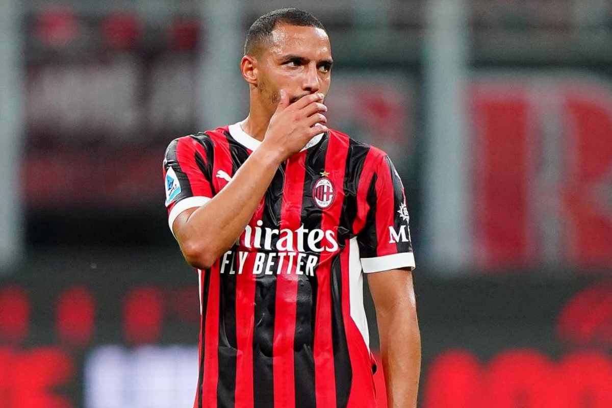 bennacer in maglia rossonera mentre bisbiglia qualcosa a un compagno