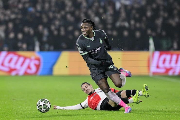 Leao mentre dribbla un avversario