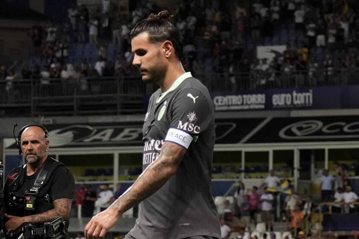 Theo Hernandez esce dal campo