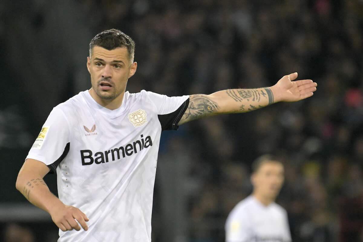 Xhaka dà indicazioni ai compagni