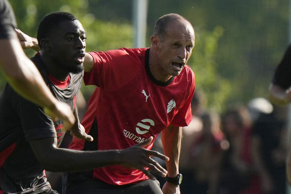 Massimiliano Allegri e Youssouf Fofana durante un allenamento del Milan