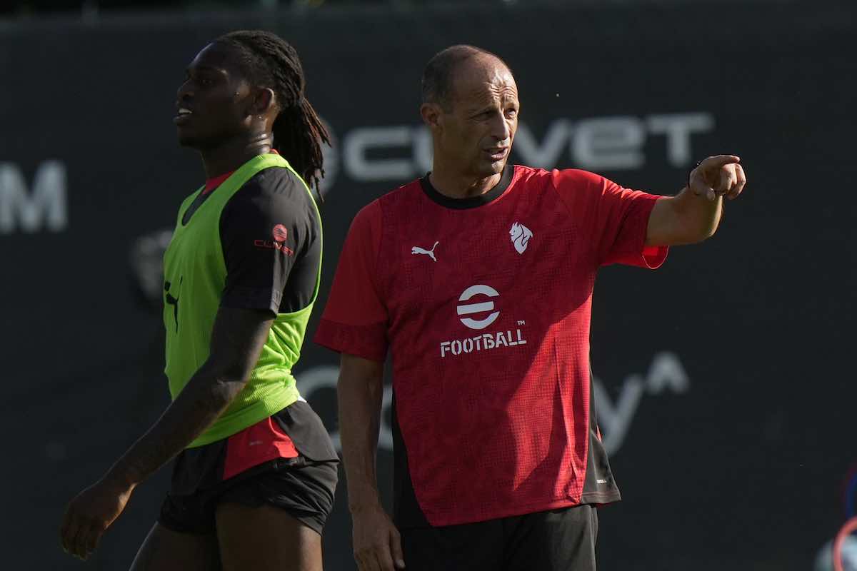 Allegri con Rafa Leao a Milanello