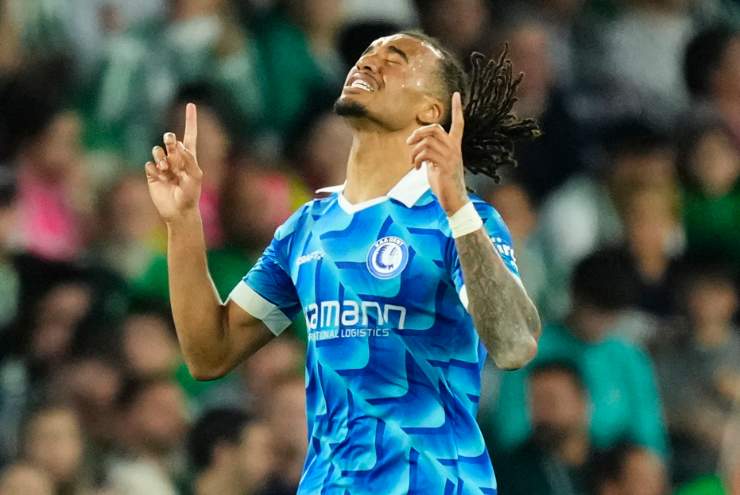 Archie Brown terzino del Gent esulta dopo un gol segnato