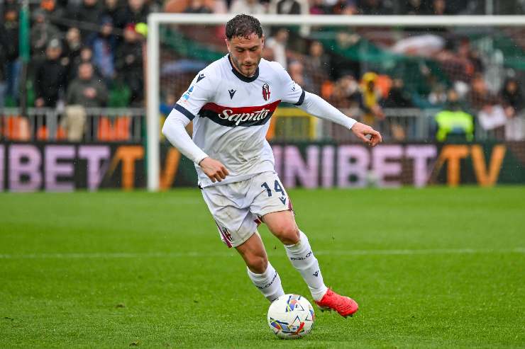 Davide Calabria terzino del Bologna in azione con la palla ai piedi durante una partita