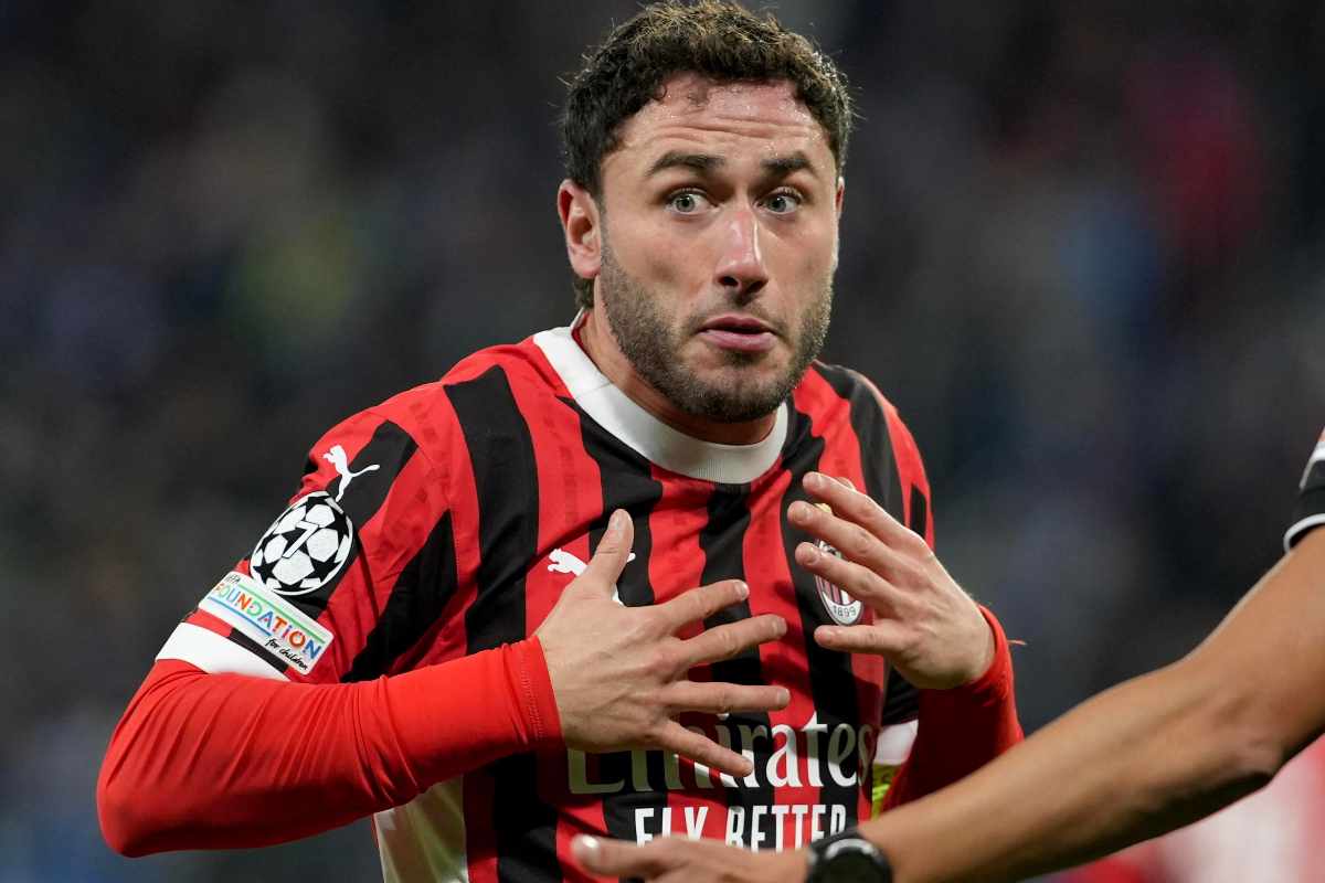 Davide Calabria terzino del Milan con la maglia rossonera